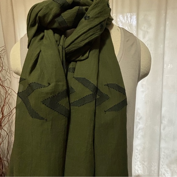 Eileen Fisher Organic Cotton Jamdani Olive Scarf with Black Chevron Pattern NWT - Picture 8 of 10